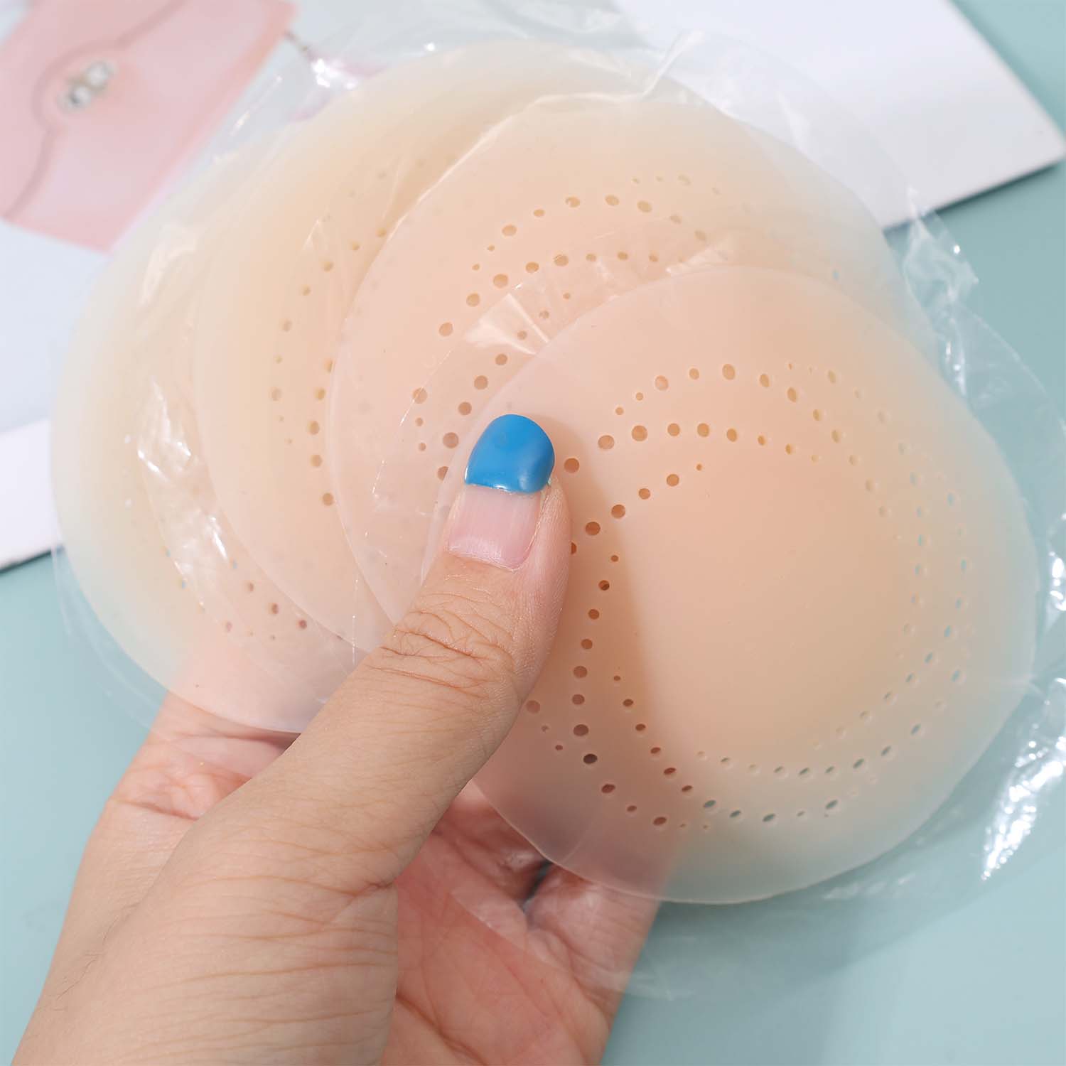 2-10 個目に見えない自己粘着胸パッド再利用可能な通気性の - Silicone Bra Adhesive のレビューと価格